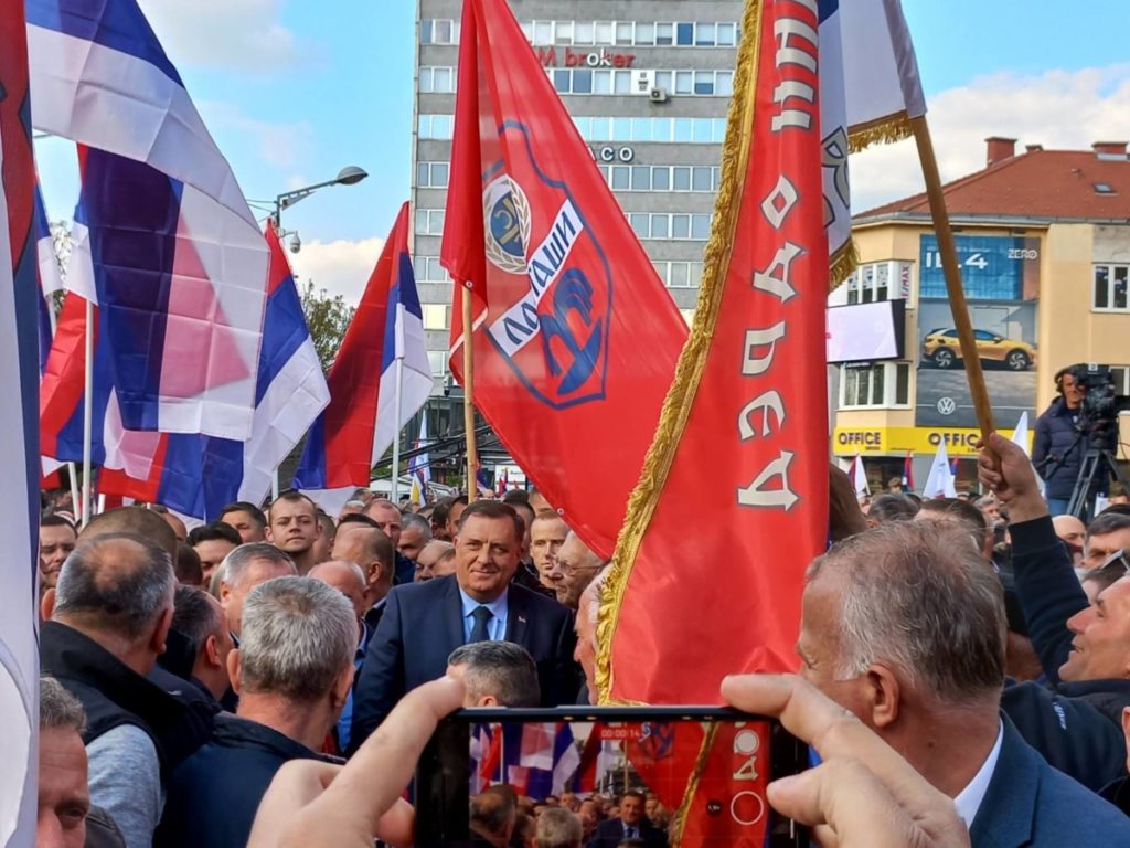 ХИМНЕ СРПСКЕ И СРБИЈЕ ЗАЧУЛЕ СЕ НА ТРГУ КРАЈИНЕ: Додик поносно запјевао са окупљеним грађанима (ВИДЕО)