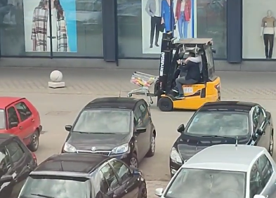 HIT SNIMAK: Sa viljuškarem prenosi kolica sa kupljenim namirnicama (VIDEO)