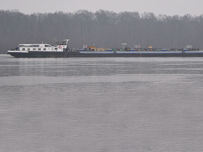 ZAPLIJENJENO 12.000 LITARA NAFTE: Trojka zatečena u pretakanju goriva na Dunavu