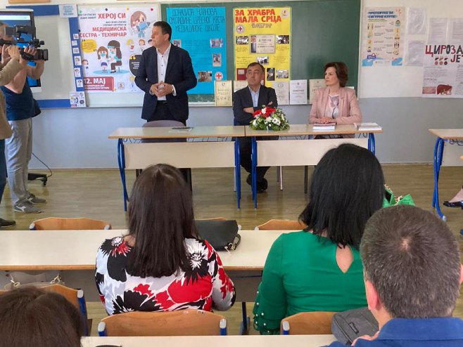 ЂАЈИЋ У МЕДИЦИНСКОЈ ШКОЛИ: УКЦ запошљава 50 свршених ученика