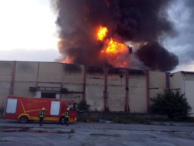 GORI FARBIKA „SAVA“: Bijeljinski vatrogasci na nogama