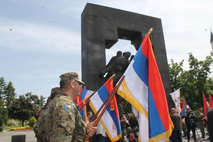 SVEČANI DEFILE RATNIH ZASTAVA: Obilježen Dan Vojske Republike Srpske u Bijeljini