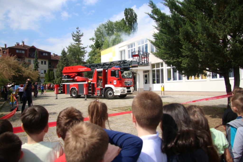 UČENICI ODUŠEVLJENI: Banjalučki vatrogasci izveli pokaznu vježbu u OŠ „Zmaj Jova Jovanović“