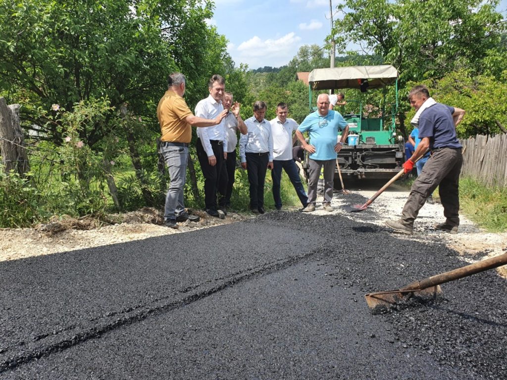 NOVI ASFALT U UGLJEVIKU: Rekonstuisan put u Donjoj Krćini