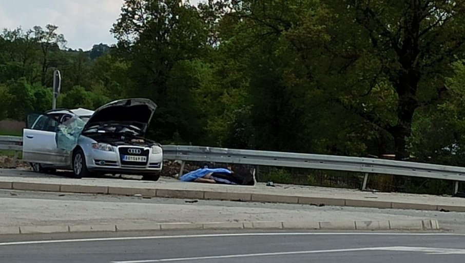 СТРАВИЧНА САОБРАЋАЈНА НЕСРЕЋА: Понигнули отац и осмогодишње дијете у судару са камионом