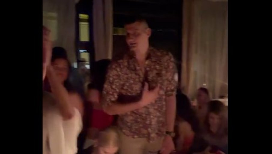 „MOJA MALA NEMA MANE“ Pogledajte kako Jokić đuska u beogradskoj kafani (VIDEO)