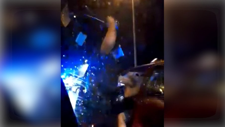 JEZIV SNIMAK KRVAVE MASOVNE TUČE U ZAGREBU: Policajac brutalno tuče navijača Hajduka, više stotina ljudi učestvovalo u haosu (VIDEO)