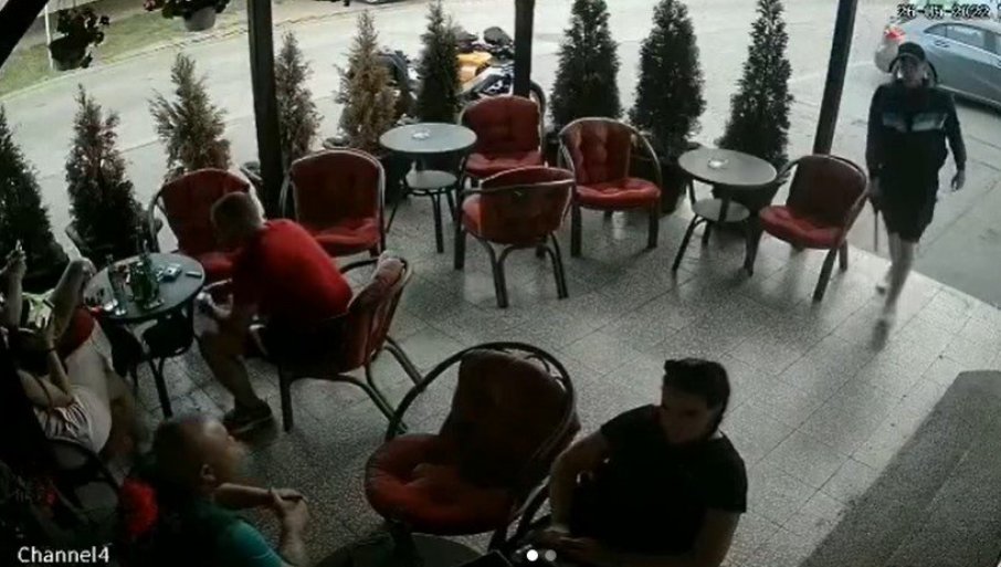 UZNEMIRUJUĆI SNIMAK IZ INĐIJE: Muškarac bacio bombu u kafić, pucao u gosta i pobjegao (VIDEO)
