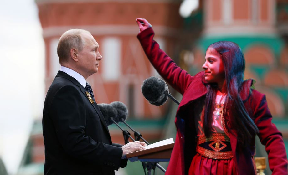 ПОНОС НАЦИЈЕ: Дјевојчица Павлина носи фотографије српских хероја на Бесмртном пуку у Москви