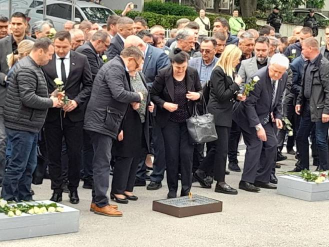 MUČKI UBIJENA 42 VOJNIKA: Mirnom šetnjom protiv zaborava na zločin u Doborovoljačkoj ulici