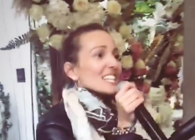 JELENA ĐOKOVIĆ ZAPJEVALA: Novakova supruga najveselija na svadbi, izvela Cecin hit (VIDEO)
