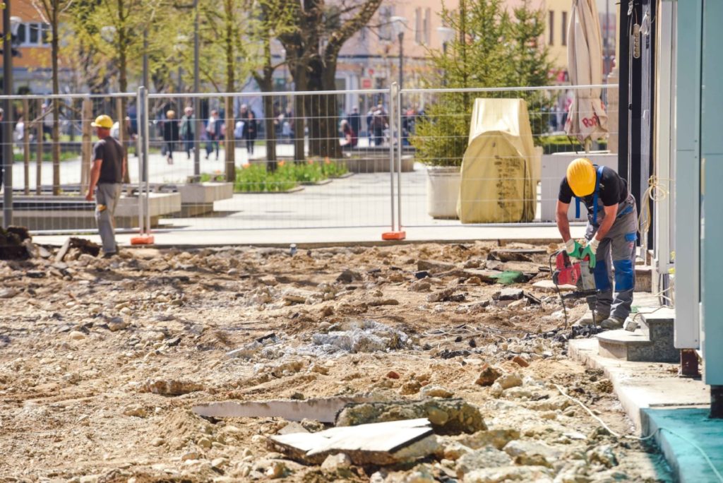 OBUSTAVLJEN SAOBRAĆAJ ZA PJEŠAKE: Počela rekonstrukcija šetališta u centru Banjaluke