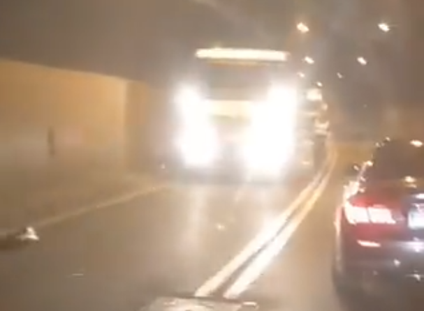 JEZIVA NESREĆA U TUNELU KOD MAGLAJA: U sudaru kamiona i motocikla poginula jedna osoba (VIDEO)