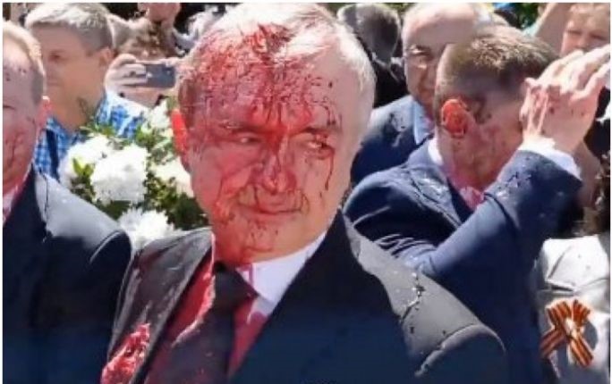 FAŠIZAM OŽIVIO U VARŠAVI: Ruski ambasador sramno poliven crvenom farbom na Dan pobjede (VIDEO)