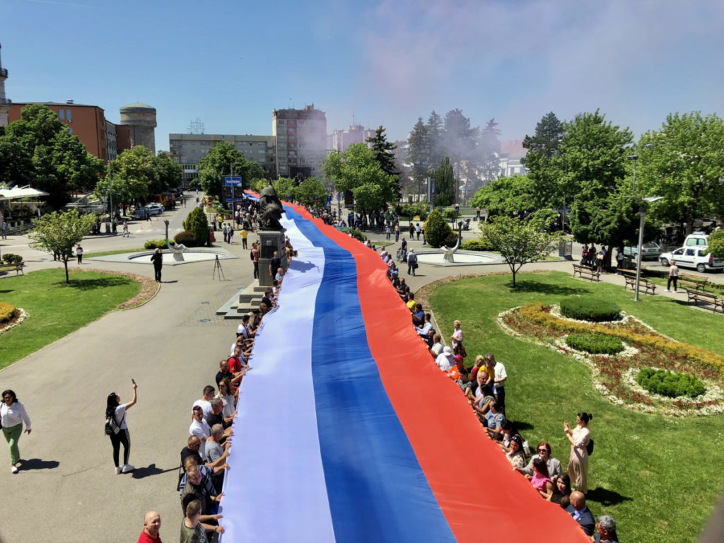 TROBOJKA DUGA 250 METARA: U Bijeljini razvijena srpska zastava u čast Vojske Republike Srpske (FOTO)