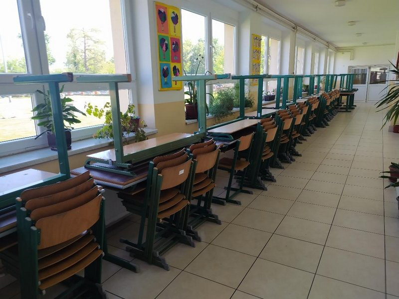 VRIJEDNA DONACIJA ZA SRBAČKU ŠKOLU: Klupe i stolice za školu u Razboju