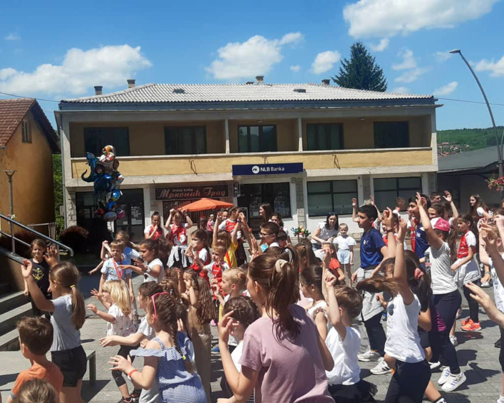РАДОСНО У МРКОЊИЋУ: Школа плеса на отвореном окупила око 50 малишана