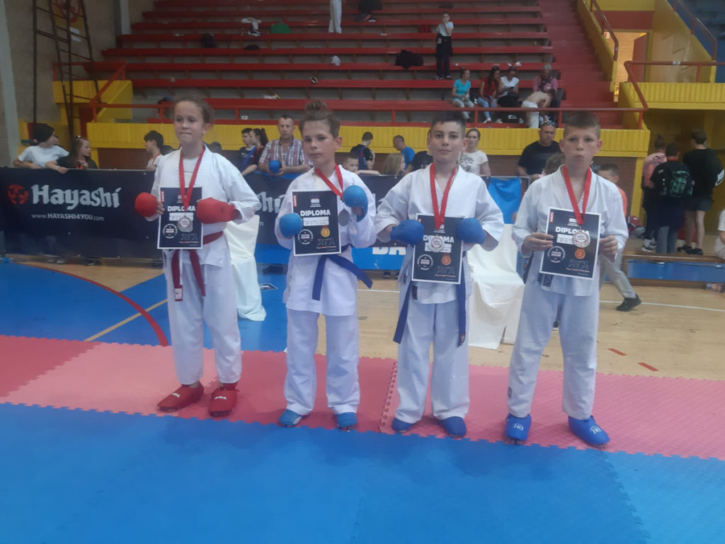 SOKOLAC OSVOJIO 15 MEDALJA: Održano Međunarodno karate takmičenje „Trofej Bijeljine“