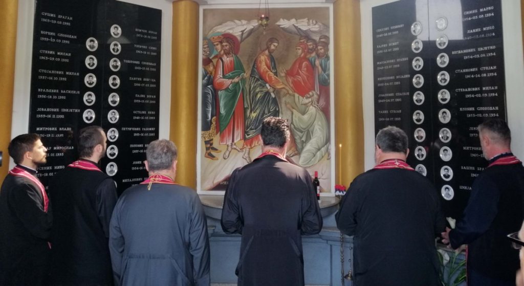 NJEGOVATI SJEĆANJE NA POGINULE SRPSKE BORCE: Pobusni ponedjeljak okupio porodice stradalih u Brčkom