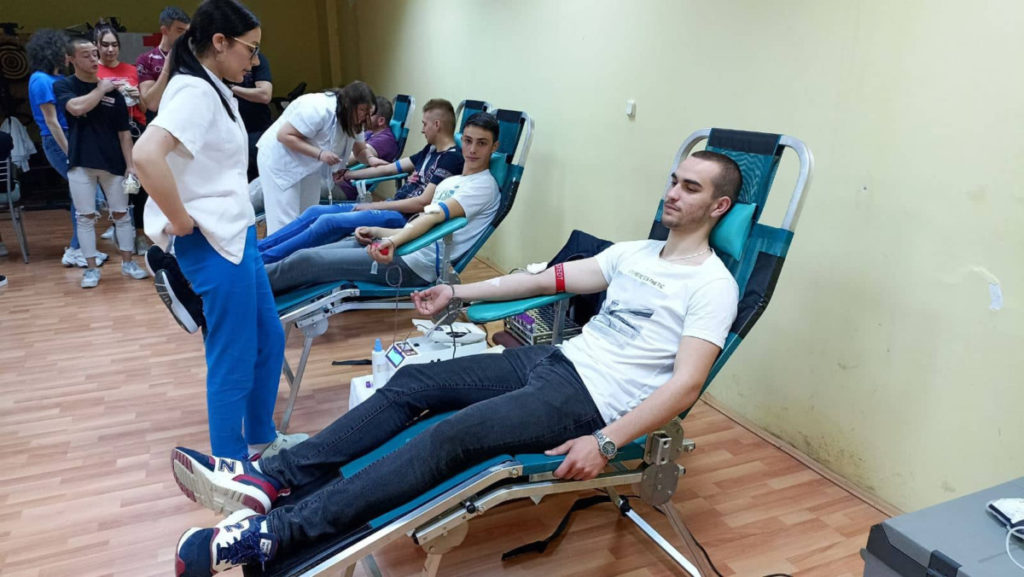 ПРИКУПЉЕНО 45 ДОЗА ДРАГОЦЈЕНЕ TЕЧНОСTИ: У Мркоњић граду највише добровољних даваоца из Гимназије и Машинске школе