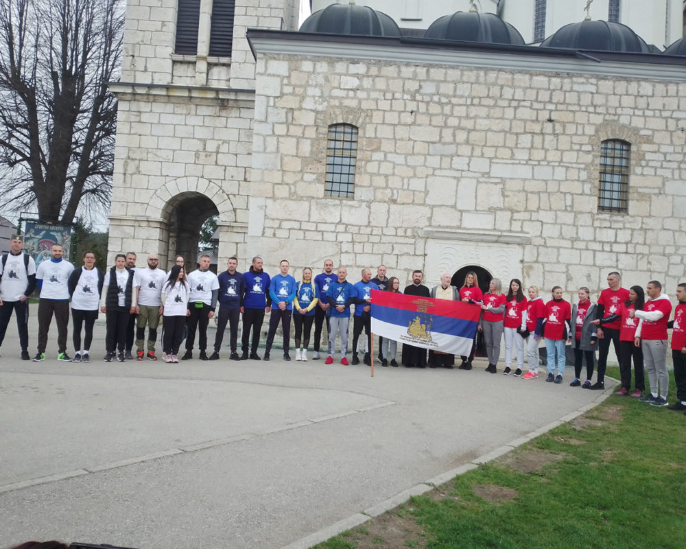 SA ROMANIJE PREMA OSTROGU KRENUO 31 POKLONIK: Hodočasnici planiraju da pređu 230 km za šest dana (FOTO)