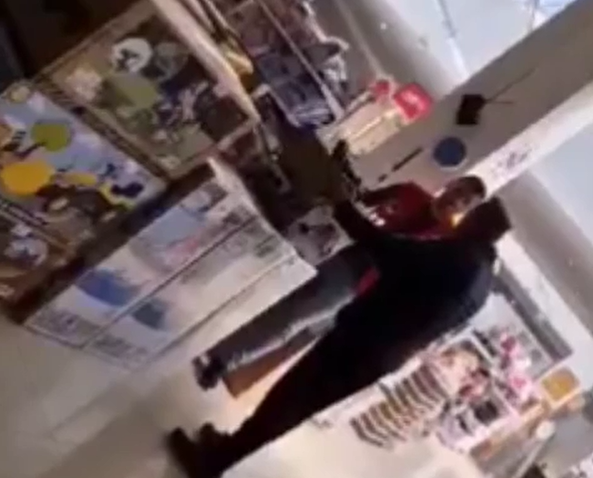 KUPAC RAZBIO USISIVAČ: Neredi u trgovačkom centru u Sanskom Mostu (VIDEO)