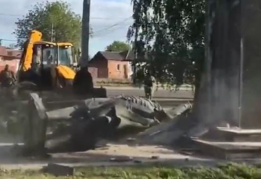 VANDALIZAM U HARKOVU I UDAR NA PRAVOSLAVLJE: Ukrajinci srušili spomenik svetom Aleksandru Nevskom (VIDEO)