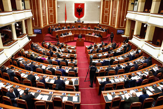 АЛБАНСКИ ПАРЛАМЕНТ ОДБАЦИО РЕЗОЛУЦИЈУ О СРЕБРЕНИЦИ: Против декларације гласао 51 посланик