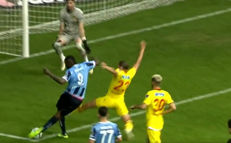 „PETARDA“ LEGENDARNOG BALOTELIJA: Sjajna igra italijanskog reprezentativca (VIDEO)