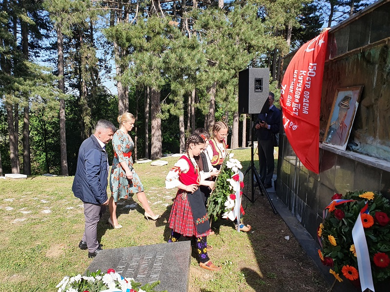 ОБИЉЕЖЕН ДАН ПОБЈЕДЕ НАД ФАШИЗМОМ У ДОЊОЈ ТРНОВИ: Одавање почасти погинулима је наша обавеза