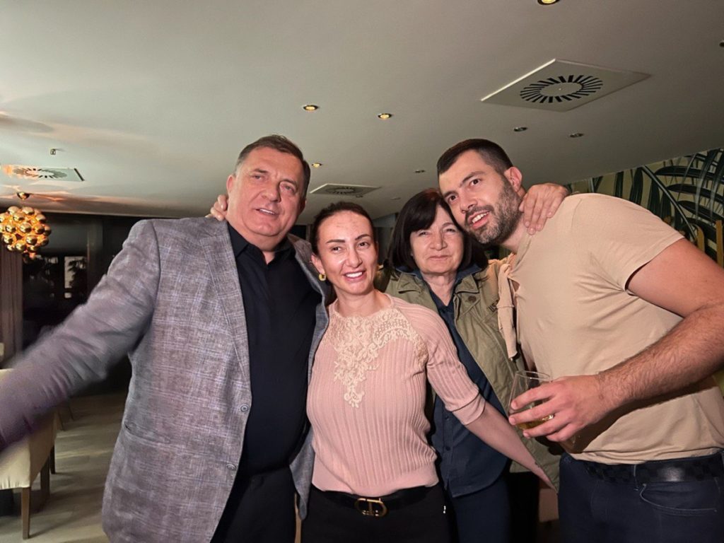 DODIK DOBIO UNUKU: Ori se pjesma „Srpkinja je mene majka rodila“ (VIDEO)