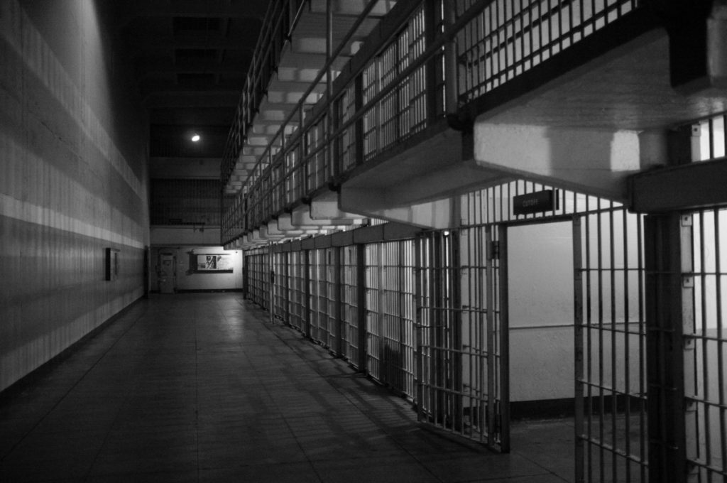ИЖИВЉАВАЛИ СЕ НАД ЦИМЕРОМ У ЋЕЛИЈИ: Затвореник из БиХ оптужен за злостављање и силовање Мароканца