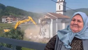 САД СЕ МОЛИ БОГУ: Фата Орловић уклонила православну цркву, а ево шта јој се десило