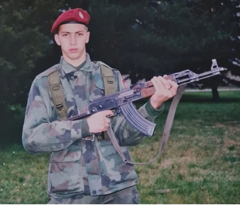 POLITIČARI U VOJNIČKIM DANIMA: Pogledajte kako su zvaničnici izgledali u mladosti (FOTO)