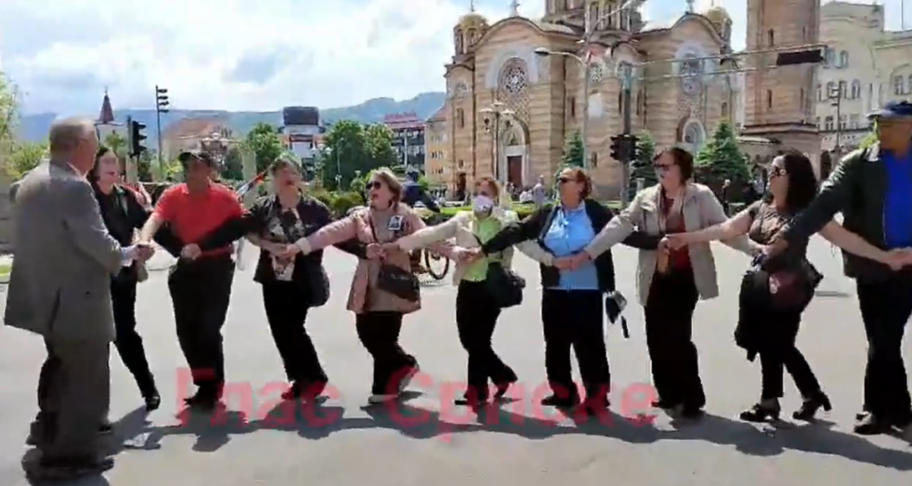 UČESNICI MARŠA ZAIGRALI KOLO: Veselo u centru Banjaluke (VIDEO)