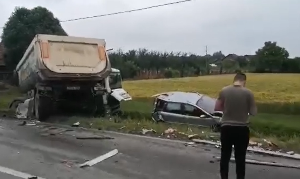 KABINA KAMIONA POTPUNO SMRSKANA: Detalji jezive nesreće u Garevcu kod Modriče (VIDEO)