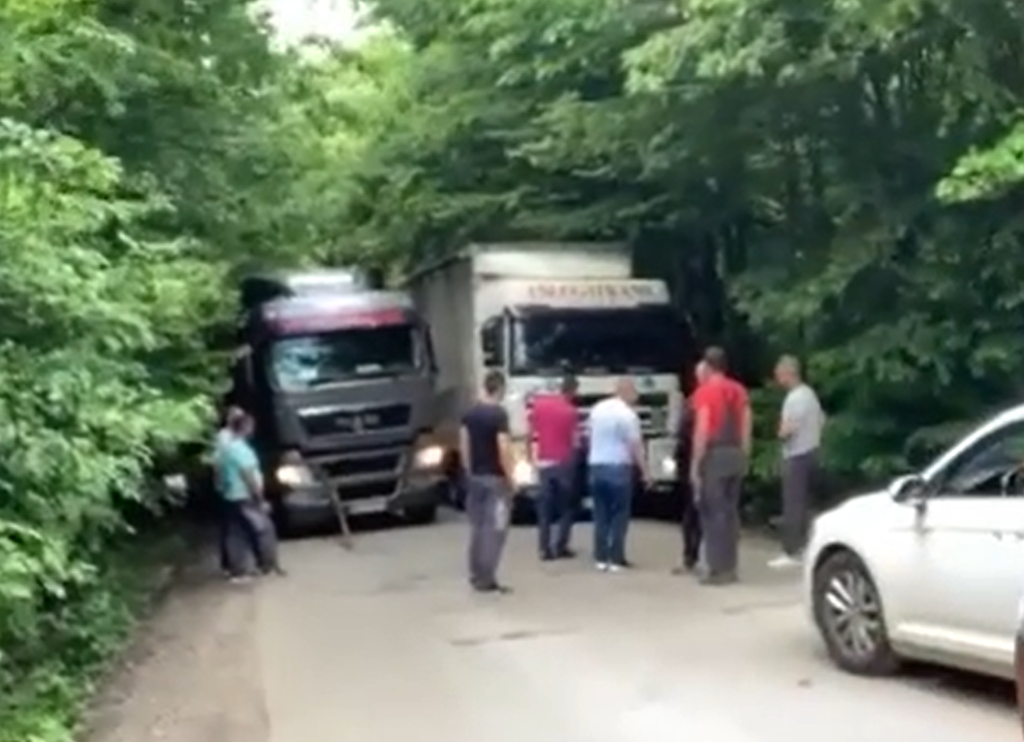 OGROMNE GUŽVE KOD BANJALUKE: Šleper sletio i blokirao saobraćaj (VIDEO)