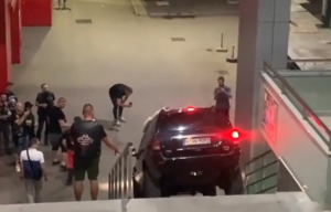 ХИТ СНИМАК: Аутомобилом се заглавио на степеницма „Тржнице“ (ВИДЕО)