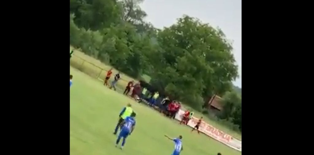 HAOS NA UTAKMICI KANTONALNE LIGE: Navijači napali i pretukli sudije (VIDEO)