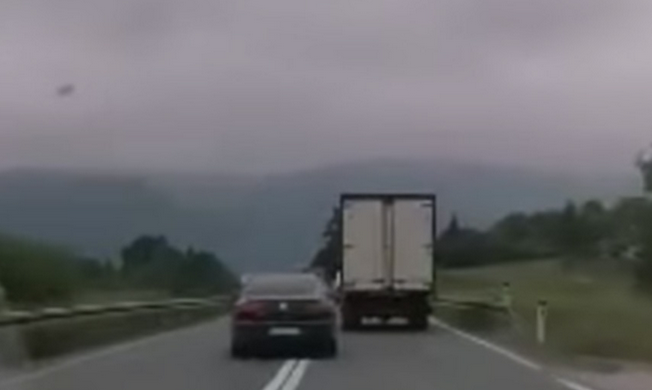 OPASNA I BAHATA VOŽNJA: Službenim automobilom preticao na duploj punoj liniji (VIDEO)