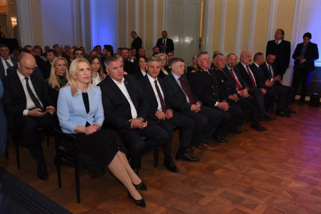 VRH SRPSKE UVELIČAO AKADEMIJU U BANSKOM DVORU: Vojska Republike Srpske slavi 30 godina od osnivanja (FOTO)