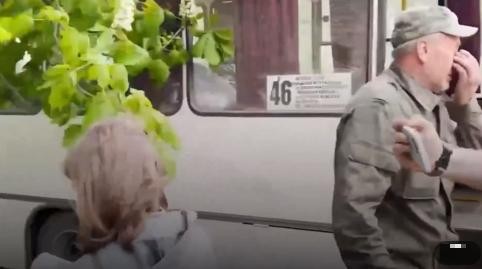 SA SUZAMA U OČIMA: Vozač autobusa humanitarne misije DNR svoj obrok daje ukrajinskoj djeci (VIDEO)