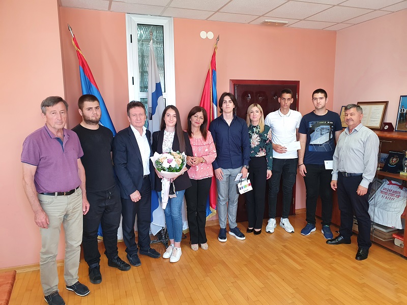 NAGRAĐENI NAJBOLJI UČENICI: Organizovan tradicionalni prijem za maturante u Ugljeviku