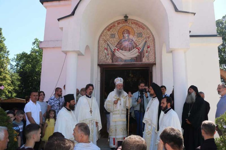 ZAVRŠENA GRADNJA NAKON DECENIJE: Episkop Fotije osveštao crkvu u Donjoj Bišnji