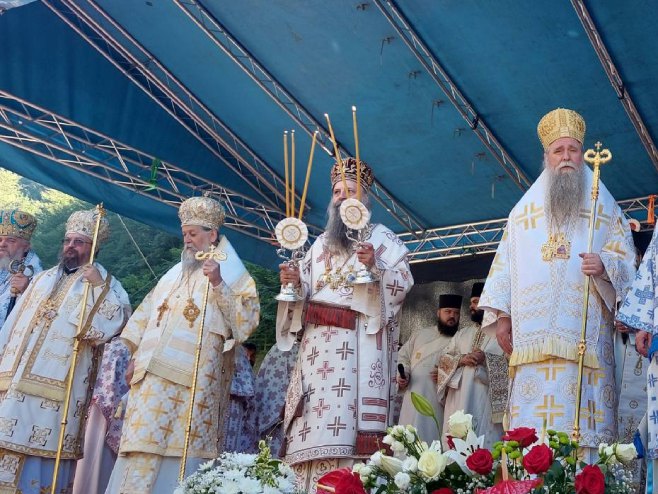 PATRIJARH PREDVODI LITURGIJU: Veliki broj vjernika okupio se u porti manastira Glogovac kod Šipova