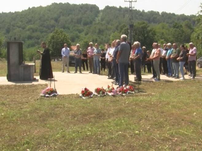 ТРИ ДЕЦЕНИЈЕ ОД СТРАДАЊА: У сребреничком селу Ратковићи служен помен за убијене Србе