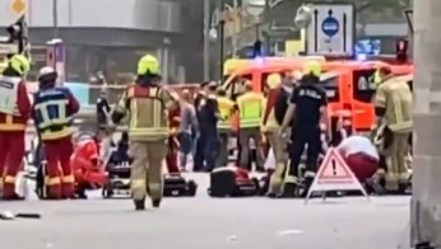 HAOS U BERLINU: Vozilo uletilo u gomilu ljudi, veliki broj povređenih, ima mrtvih (VIDEO)