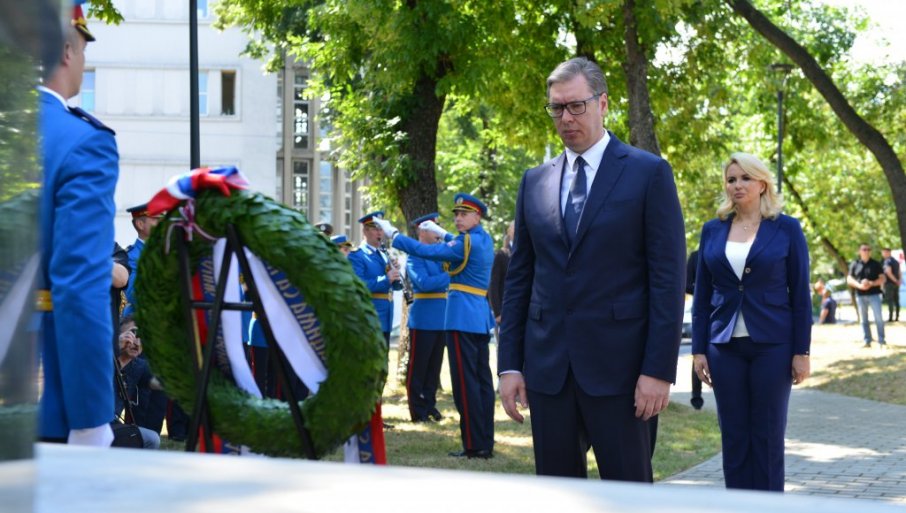 VUČIĆ POLOŽIO VIJENAC NA SPOMENIK JUNACIMA SA KOŠARA: Hvala vam što se ovu zemlju voljeli više od sebe