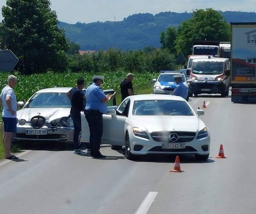 САОБРАЋАЈНА НEСРЕЋА КОД ДОБОЈА: Судар два „Мерцедеса“, саобраћај отежан
