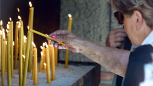 DANAS SU DUHOVSKE ZADUŠNICE: Zapalite svijeću za pokoj duše najmilijih, a na groblje obavezno ponesite jednu stvar